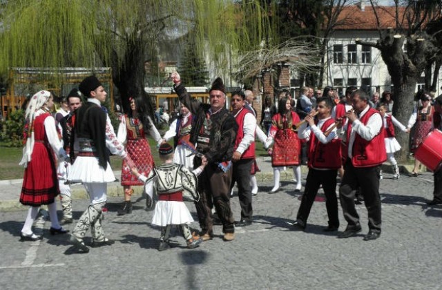 Пъстро хоро от десетки в народни носии се изви в Разлог