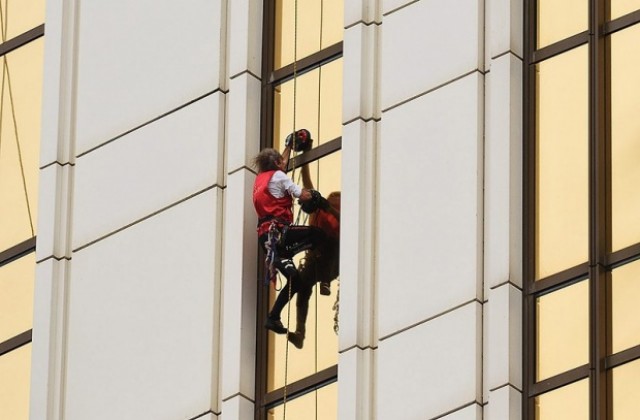 Човекът-паяк Ален Робер покори един от най-високите небостъргачи в ОАЕ