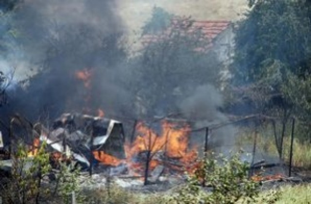300 кв.м. селскостопански постройки изгоряха на Кенана днес следобед