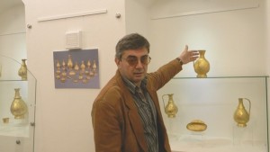 Показват глава на мумия и табела на публичен дом в