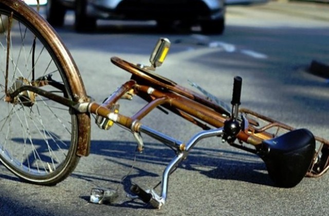 Велосипедист се отърва с черепно-мозъчна травма след като бе блъснат от кола