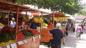 Търговци на Колхозния мамили с везните преди Великден