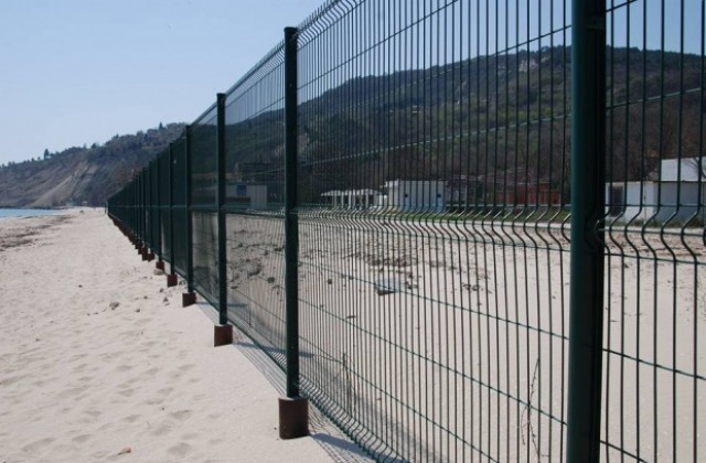 Служители на ДНСК проверяват ограда, изградена на плажа в Кранево