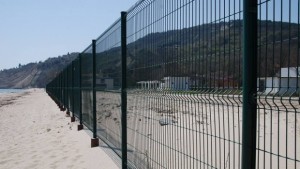 Служители на ДНСК проверяват ограда изградена на плажа в Кранево