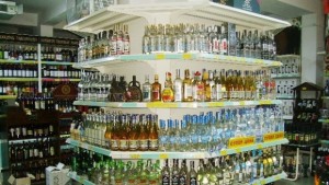 Спипаха двама тийнейджъри да крадат алкохол от хипермаркет