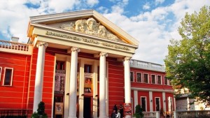 Спектакълът Ожени се за мен се отлага за май