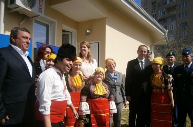 Посланикът на САЩ откри Центъра за социална рехабилитация и интеграция в Кюстендил