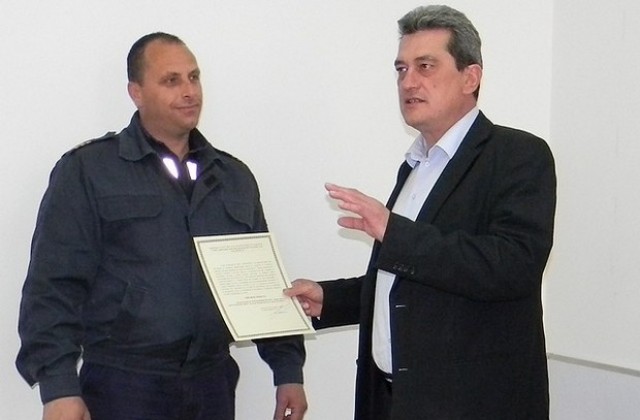 Награди на 13 огнеборци от региона връчи гл. комисар Николов