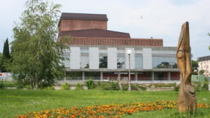 Обмислят неплатен отпуск за трупата на операта