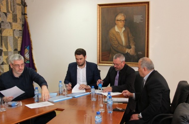 Два договора за студентски практи, стажове и квалификация подписа ВТУ