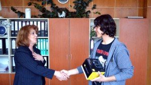 НАПШумен награди ученик победиел от играта Парола Касова бележка