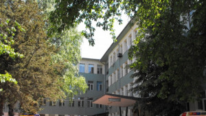 Жена се самоуби скочи от последния етаж на болницата