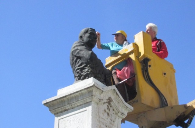 В Г. Оряховица почистват паметника на Г. Измирлиев и паметниците в парк Христо Ботев