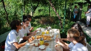 Деца от цялата страна стават внучета назаем в габровски села