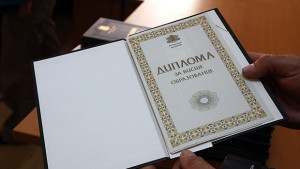 Министър връчва дипломите на абсолвенти отличници