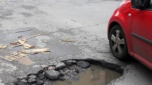 Китайци асфалтират сами дупки в София