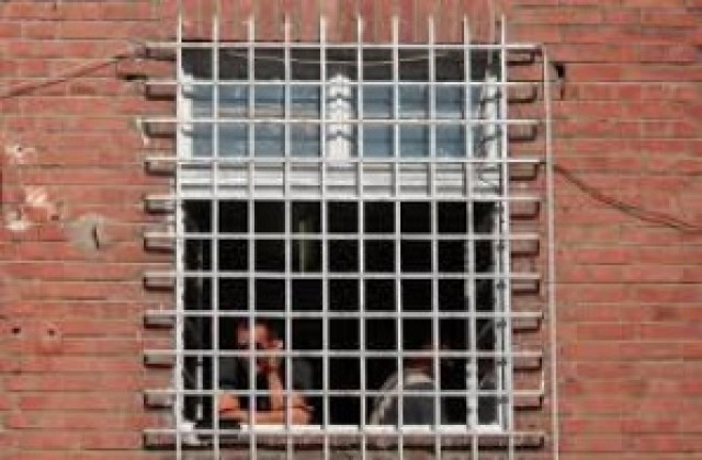 Пуснаха затворник в домашен отпуск, той открадна микробус