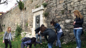 Ученици от Хуманитарна гимназия почистиха паметника на Михаил Кефалов