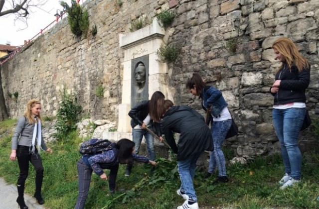 Ученици от Хуманитарна гимназия почистиха паметника на Михаил Кефалов