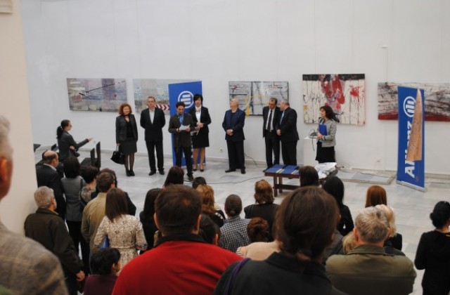 Засилен интерес при откриването на изложбата на Алианц България