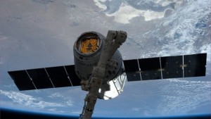 Товарният космически кораб Дракон ще се скачи с МКС