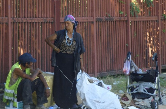 Община и полиция на война с клошарите, заради боклука