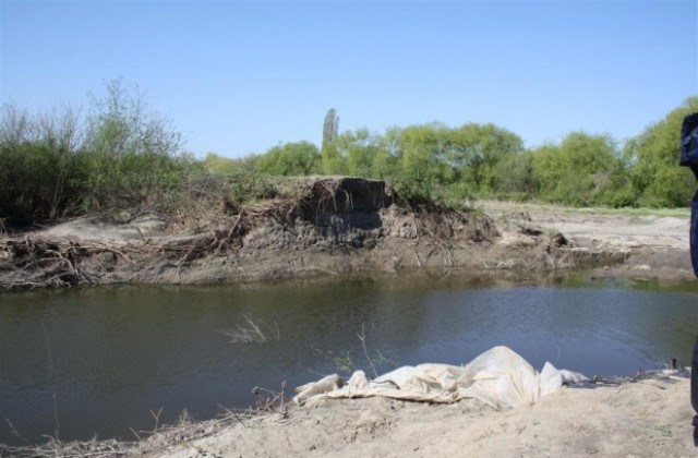 До месец възстановяват скъсаната дига на река Сазлийка