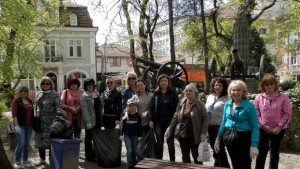 Жени ГЕРБ и МГЕРБ Плевен почистиха около къщамузей Цар Освободител