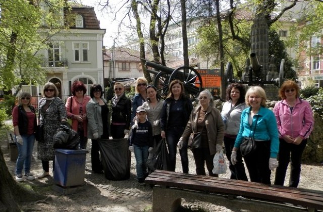 Жени ГЕРБ и М-ГЕРБ - Плевен почистиха около къща-музей „Цар Освободител Александър ІІ