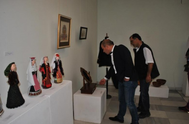 17 майстори представят свои произведения в галерията