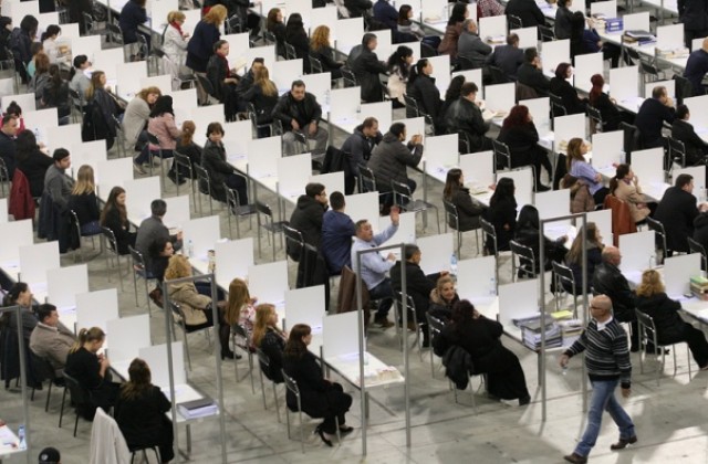 Над 620 юристи на изпит за нотариуси в „Арена Армеец” (СНИМКИ)