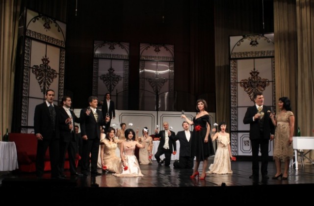 Миряна Калушкова влиза в ролята на Виолета в операта „Травиата“ на търновския театър