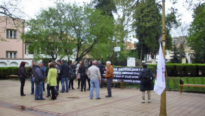 Десетина души протестираха в Добрич срещу НАТО и войната