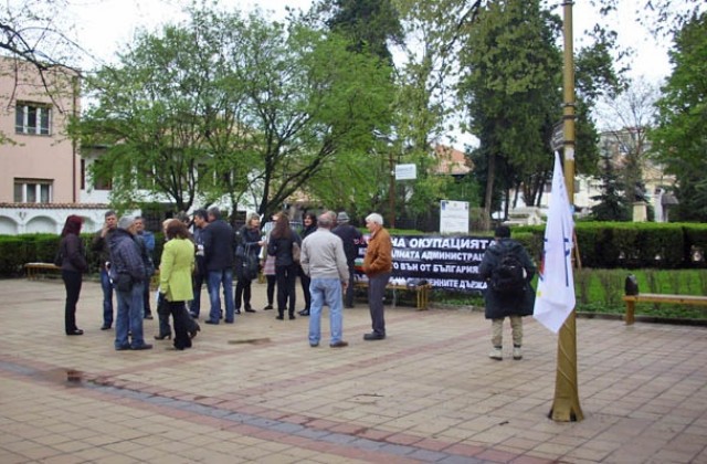 Десетина души протестираха в Добрич срещу НАТО и войната