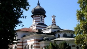 Писателят Стефан Бонев връчва наградите на победителите в Недоизречено 7