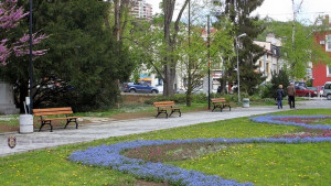 Нови пейки и кошчета монтираха в парк Марно поле