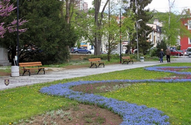 Нови пейки и кошчета монтираха в парк Марно поле