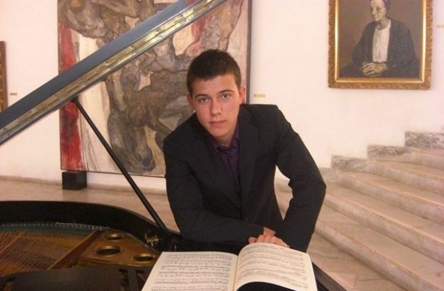 Виртуозният пианист Стефан Бонев свири с Плевенска филхармония