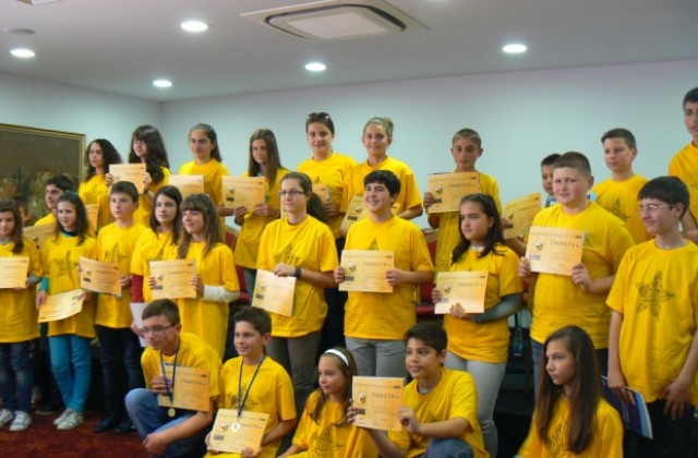 Две деца от В. Търново се класираха за финала на Spelling Bee