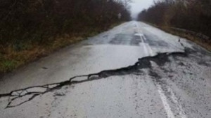 Пропука се пътя между Мездра и Ботевград