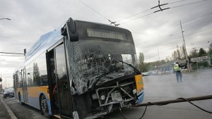 Кола и тролей се сблъскаха в столицата има ранени ВИДЕО