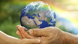 Ученици редят експонати на природни забележителности за Деня на Земята