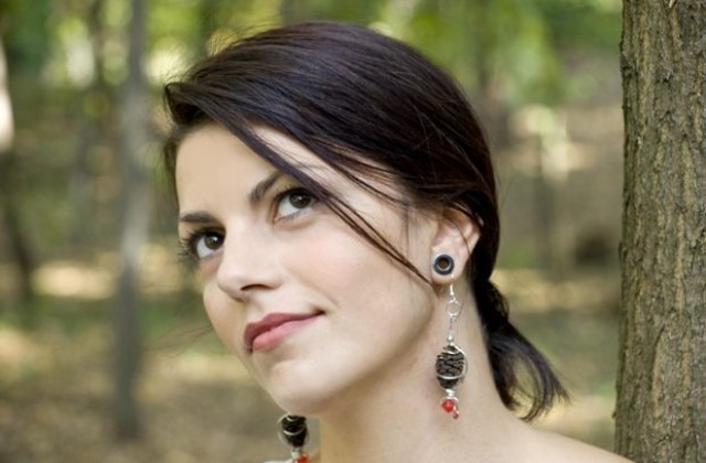 Преслава Андреева, момичето от X Factor, ще пее тази вечер в зала Орловец