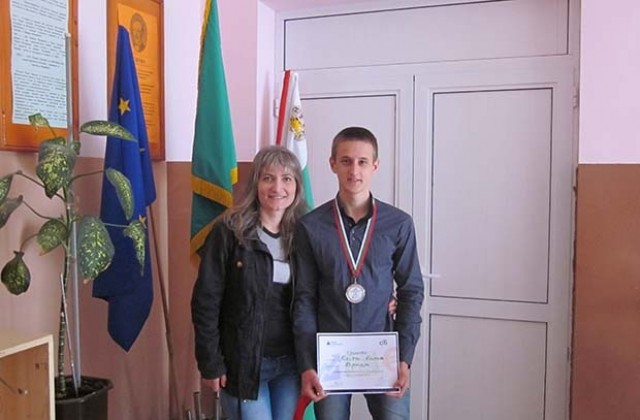 Ученик от СОУ „Козма Тричков - с атрактивни идеи за финансови услуги за млади хора