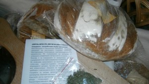 Див чесън хляб с квас и екологичен продукт за пръскане