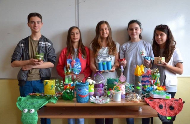 Базар с предмети от отпадъци подредиха деца от СОУ В.Левски