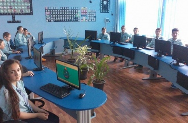 Откриха два компютърни кабинета във варненско училище