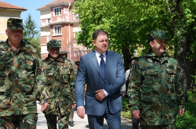 Министърът на отбраната: Имам специално отношение към военния факултет в Шумен