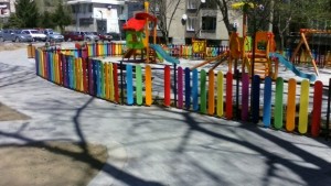 Кражби от нова детска площадка в Дупница