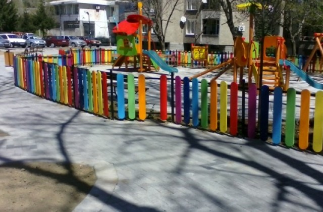 Кражби от нова детска площадка в Дупница